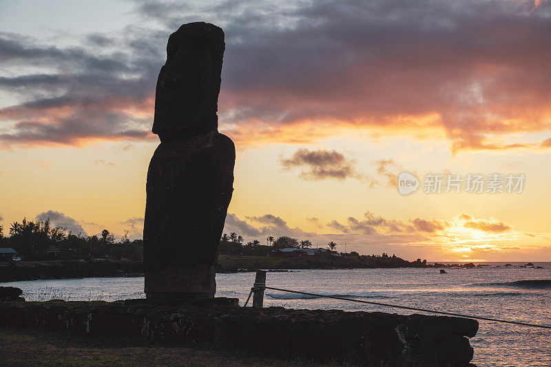 日落时分，Hanga Roa码头附近孤独的摩埃石像剪影